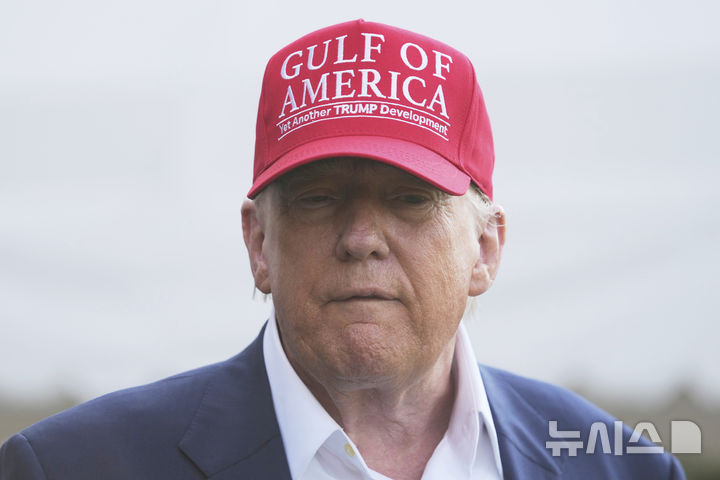 [워싱턴=AP/뉴시스]도널드 트럼프 미국 대통령이 1일(현지 시간) 백악관 사우스론에서 취재진 질문에 답변하고 있다. 2025.07.02.