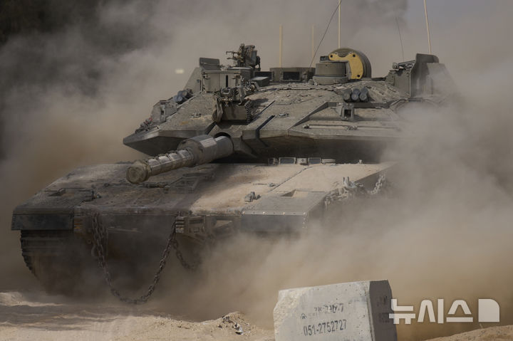 [이스라엘=AP/뉴시스] 영국 정부가 자국 대규모 군사 박람회에 이스라엘 정부 측의 참석을 금지했다. 사진은 이스라엘 남부 가자지구 접경 인근 집결지에서 이스라엘군 전차가 기동 중인 모습. 2025.08.29.