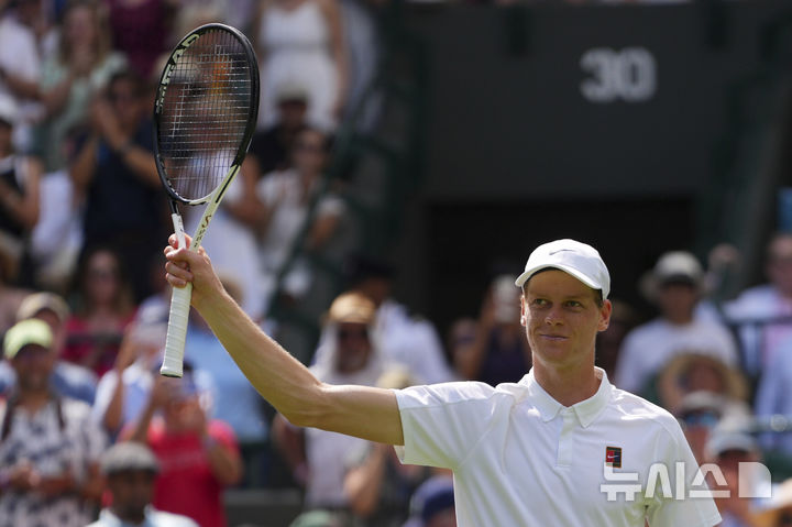 [런던=AP/뉴시스] 얀니크 신네르(1위·이탈리아)가 1일(현지 시간) 영국 런던 올잉글랜드 클럽에서 열린 2025 윔블던 테니스 대회 남자 단식 1회전에서 루카 나르디(95위·이탈리아)를 꺾은 후 세리머니하고 있다. 신네르가 3-0(6-4 6-3 6-0)으로 승리하고 2회전에 합류했다. 2025.07.02.