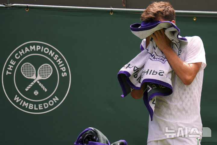 [런던=AP/뉴시스] 이탈리아의 루카 나르디가 1일(현지 시간) 영국 런던 올잉글랜드 클럽에서 열린 2025 윔블던 테니스 대회 남자 단식 1회전 이탈리아의 야닉 시너와의 경기 중 수건으로 땀을 닦고 있다. 2025.07.02.<font style="vertical-align: inherit;"><font style="vertical-align: inherit;"></font></font>