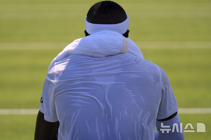 [런던=AP/뉴시스] 미국의 프랜시스 티아포가 지난 6월 30일(현지 시간) 영국 런던 올잉글랜드 클럽에서 열린 2025 윔블던 테니스 대회 남자 단식 1회전 덴마크의 엘머 몰러와 경기 중 휴식하고 있다. 2025.07.02.<font style="vertical-align: inherit;"><font style="vertical-align: inherit;"></font></font>