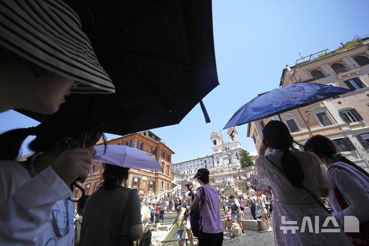 <font style="vertical-align: inherit;"><font style="vertical-align: inherit;"></font></font><font style="vertical-align: inherit;"><font style="vertical-align: inherit;">[로마=AP/뉴시스] 1일(현지 시간) 이탈리아 로마 스페인 광장을 찾은 관광객들이 양산으로 햇빛을 가리고 있다. 2025.07.02.</font></font>