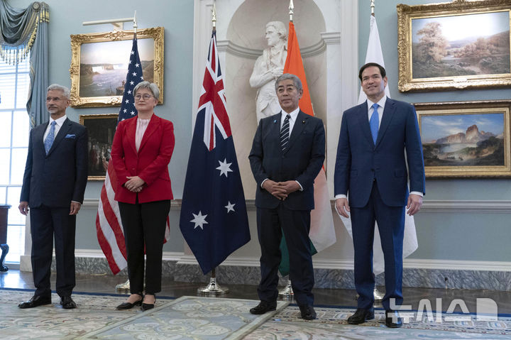 [워싱턴=AP/뉴시스]미국·호주·인도·일본의 안보 협의체 '쿼드'의 외교장관들이 1일(현지 시간) 미 워싱턴에서 회의를 가졌다. 왼쪽부터 수브라마냠 자이샨카르 인도 외무장관, 페니 웡 호주 외교장관, 이와야 다케시 일본 외무상, 마코 루비오 미국 국무부 장관. 2025.07.04.