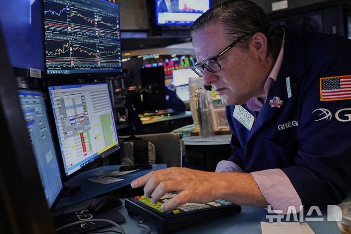 [뉴욕=AP/뉴시스] 미국과 베트남이 무역 합의를 발표한 2일(현지 시간) 뉴욕증시가 혼조 마감했다. 스탠더드앤드푸어스(S&P)500지수는 최고 기록을 경신했다. (사진=뉴시스DB) 2025.07.03.
