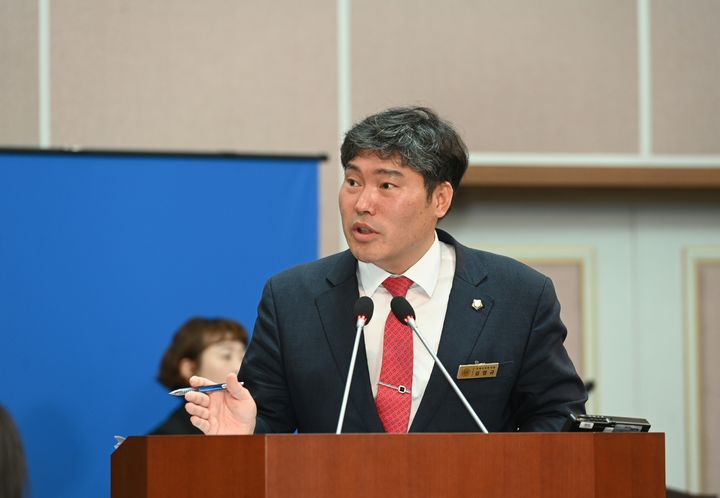 [거제=뉴시스] 신정철 기자= 거제시의회 김영규 의원(국민의힘, 옥포 1·2동, 연초·하청·장목면)은 제255회 제3차 본회의에서 시정질문을 통해 "거제시가 중점 추진 중인 현안에 대해 실현 가능성과 행정 책임성 문제를 집중 점검하고 준비 없는 선언적 정책 추진에 대해 근복적인 재검토와 제도 정비"를 촉구했다.사진은 김 의원의 시정질문 모습.(사진=거제시의회 제공).2025.07.01. photo@newsis.com *재판매 및 DB 금지