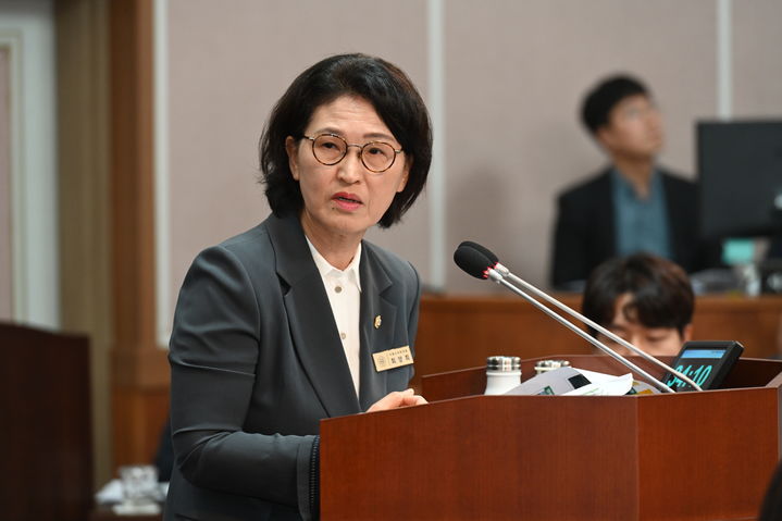 [거제=뉴시스] 신정철 기자= 거제시의회 최양희 의회운영위원장은 제255회 제1차 정례회 제2차 본회의에서 ▲영월마을 공공하수처리장 건립, ▲사립유치원 교육경비 보조 등의 부당성에 대해 강도 높은 시정질문을 했다.사진은최양희 의회운영위원장의 시정질문 모습.(사진=거제시의회 제공).2025.07.01. photo@newsis.com *재판매 및 DB 금지