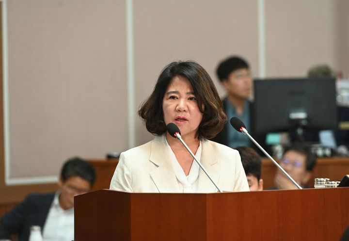 [거제=뉴시스] 신정철 기자= 거제시의회 이미숙 의원(더불어민주당, 마 선거구)은 제255회 제2차 본회의에서 시정질문을 통해 "시정 연속성, 주요 현안사업의 실효성, 교통환경 및 시민안전 확보 방안 등 시민생할과 밀접한 핵심 과제에 대해 실태점검"을 촉구했다.사진은 이미숙 의원의 시정질문 모습.(사진=거제시의회 제공).2025.07.01. photo@newsis.com *재판매 및 DB 금지