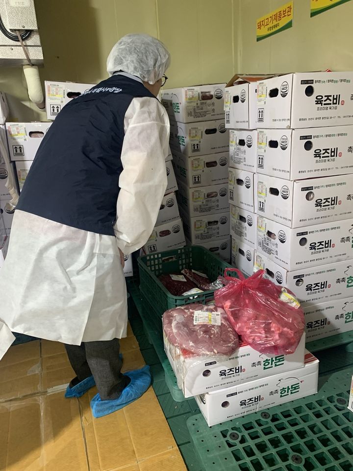 [대전=뉴시스] 조명휘 기자 = 대전시 민생사법경찰과 직원이 식육포장·가공업체를 대상으로 불법 행위 여부를 점검하고 있다. (사진= 대전시 제공) 2025.07.01. photo@newsis.com *재판매 및 DB 금지