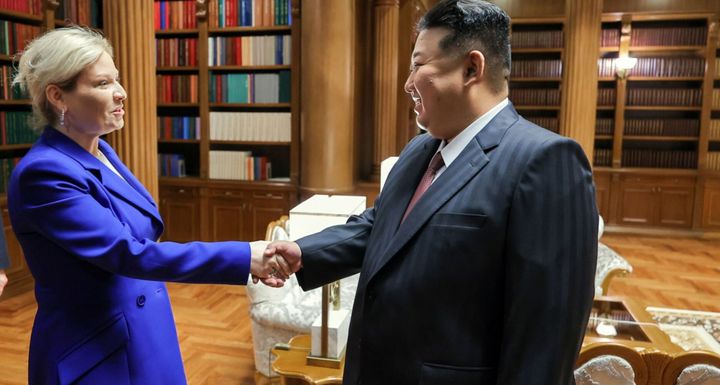 [서울=뉴시스]올가 류비모바 러시아 문화장관이 30일(현지시각) 김정은 북한 국무위원장을 예방했다. (출처=노동신문) 2025.7.1. *재판매 및 DB 금지