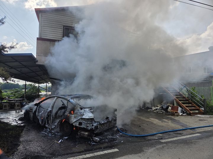 [세종=뉴시스] 지난 30일 오후 3시53분께 세종시 연서면 한 단독주택에서 불이 나 이 곳에 주차해 있던 차량에 옮겨 붙으면서 흰색 연기가 나고 있다. (사진=세종소방본부 제공) 2025.07.01. photo@newsis.com *재판매 및 DB 금지