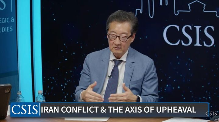 [워싱턴=뉴시스] 빅터 차 전략국제문제연구소(CSIS) 한국 석좌가 9일(현지 시간) 이재명 대통령이 미중  정상 중 누구와 먼저 회담할지가 중요 포인트가 될 것이라고 분석했다. 사진은 차 석좌가 지난달 30일 미국의 이란 공격 관련 CSIS 웨비나에서 발언하는 모습. (사진=CSIS 유튜브 갈무리). 2025.07.10. *재판매 및 DB 금지