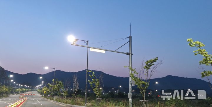 [김해=뉴시스]김상우기자=경남 김해시 진례시례지구 택지개발구역에 사람도 없는데 장기간 불야성을 이루는 가로등을 켜고 있다며 인근 주민들이 민원을 제기하고 있다. 2025.07.01. woo@newsis.com