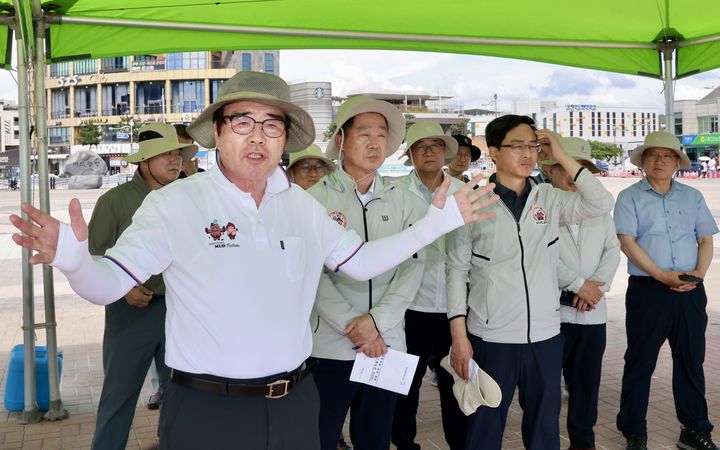 [보령=뉴시스] 오는 5일 개장하는 대천해수욕장을 방문 점검하는 김동일 보령시장. (사진=보령시청 제공) *재판매 및 DB 금지
