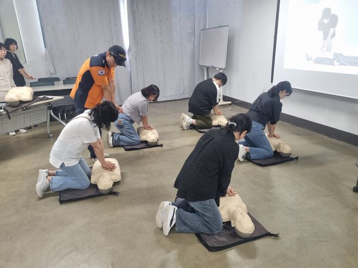 [수원=뉴시스] 1인가구 병원 안심동행 담당자 교육. (사진=경기도 제공) 2025.07.01. photo@newsis.com *재판매 및 DB 금지