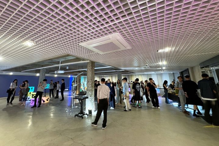 [서울=뉴시스] 하트원(H.art1)에서 개최된 전시 '뉴 백남준 2025 with 팀토그' 현장. (사진=아트레이블 팀토그 제공) *재판매 및 DB 금지