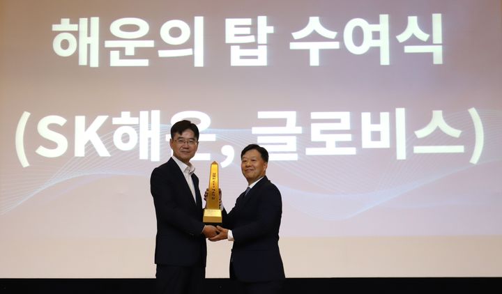 [서울=뉴시스] 김정석 현대글로비스 해운사업부장(오른쪽)이 지난달 27일 허만욱 해양수산부 해운물류국장으로부터 해운의 탑을 수상하는 모습. (사진=현대글로비스) 2025.07.01 photo@newsis.com *재판매 및 DB 금지 *재판매 및 DB 금지