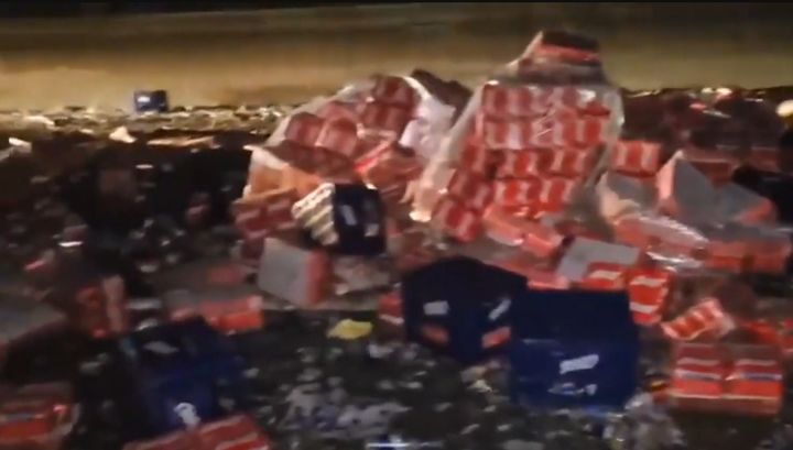 [서울=뉴시스] 광주 호남고속도로서 주류 운반 화물차와 현금 수송 차량끼리 부딪히는 사고가 발생해 도로가 수만 병의 맥주병으로 뒤덮였다. (사진 = KBS 캡처) 2025.07.01. *재판매 및 DB 금지