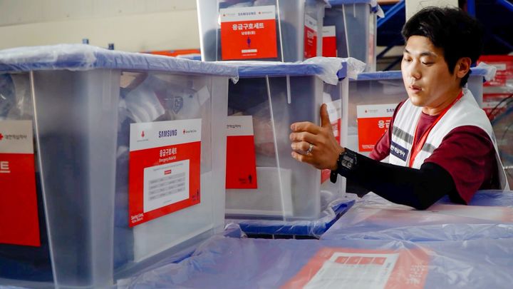 [세종=뉴시스] 대한적십자사 직원이 수해를 대비하여 응급구호세트를 정비하고 있다. (사진=대한적십자사) *재판매 및 DB 금지