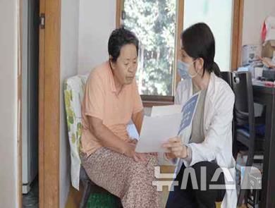 [서울=뉴시스] 마을 방문 진료.