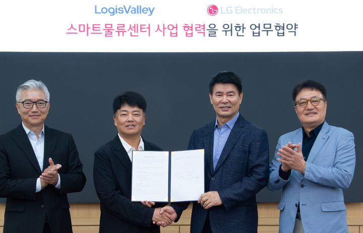 [서울=뉴시스]LG전자가 신성장 동력으로 육성 중인 '스마트팩토리 솔루션' 사업을 물류 분야로 확장하기 위해 국내 최대 복합물류기업 '로지스밸리'와 '스마트물류센터 사업 협력을 위한 업무협약'을 체결했다. 사진 왼쪽부터 김필립 로지스밸리 대표이사, 임영빈 로지스밸리 그룹 회장, 정대화 LG전자 생산기술원장(사장), 백기문 LG전자 ID사업부장(전무). (사진=LG전자 제공) 2025.07.01. photo@newsis.com *재판매 및 DB 금지