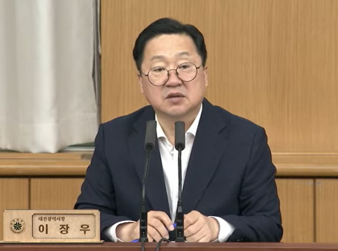 [대전=뉴시스] 조명휘 기자 = 이장우 대전시장이 1일 시청 대회의실에서 확대간부회의를 주재하고 있다. 2025.07.01. photo@newsis.com *재판매 및 DB 금지