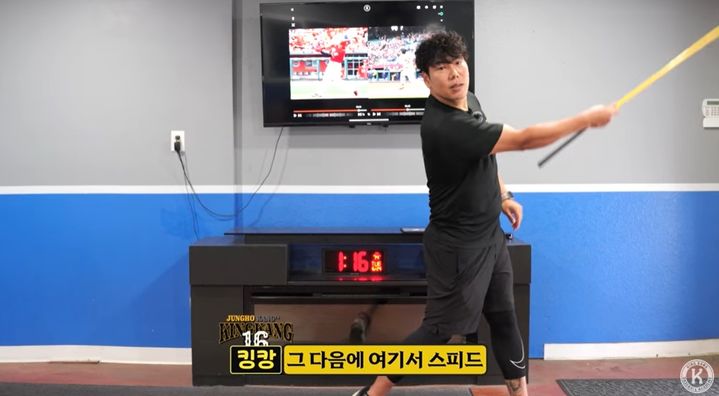 [서울=뉴시스] 강정호가 자신의 유튭 채널에서 이정후와 추신수의 타격 폼을 비교하며 이정후에게 조언을 전했다. (사진=유튜브 채널 '강정호_King Kang 캡처) 2025.07.01 *재판매 및 DB 금지