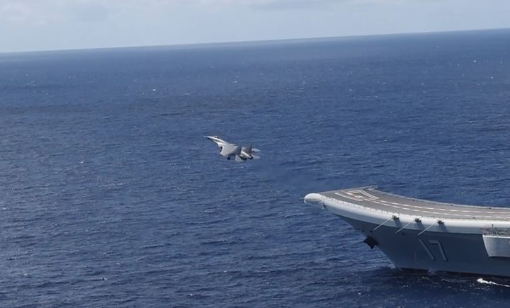 [서울=뉴시스] 중국중앙(CC)TV는 6월 30일 보도를 통해 중국 해군의 첫 항모 랴오닝호와 두 번째 항모 산둥호가 원정 실전화 훈련을 마치고 기지로 복귀했다고 전했다. 함재기가 항모에서 이륙하는 모습. (출처: 중국중앙 TV 캡쳐) 2025.12.11.