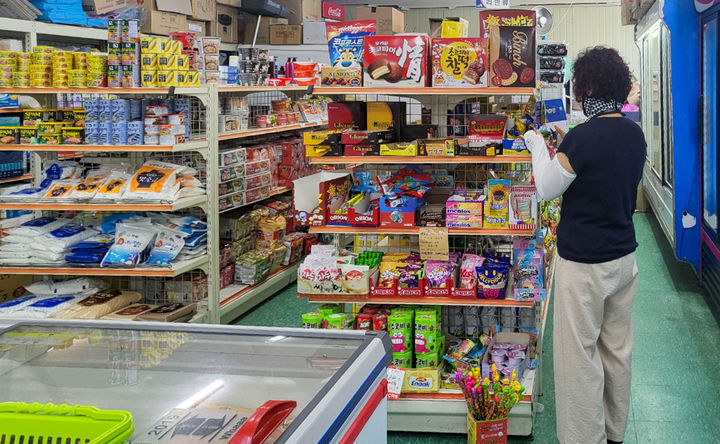 [창녕=뉴시스] 합동점검반이 어린이 기호식품 조리·판매업소의 위생 상태를 점검하고 있다. (사진= 창녕군 제공) 2025.07.01. photo@newsis.com *재판매 및 DB 금지