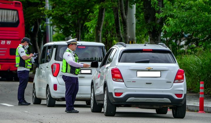[창원=뉴시스] 강경국 기자 = 경남경찰청 소속 경찰관들이 교통질서 위반 단속을 하고 있다. (사진=경남경찰청 제공). 2025.07.01. photo@newsis.com *재판매 및 DB 금지