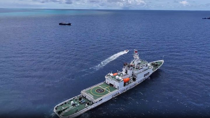 [서울=뉴시스]중국 해경이 필리핀과의 영유권 분쟁이 격화되고 있는 남중국해 스카버러 암초(중국명 황옌다오, 필리핀명 바조데마신록) 인근 해역에서 경계 항행을 실시했다. 중국 해경선이 스카버러 암초 인근에서 순찰 중인 모습. <사진출처: 중국 해경 위챗> 2025.07.01