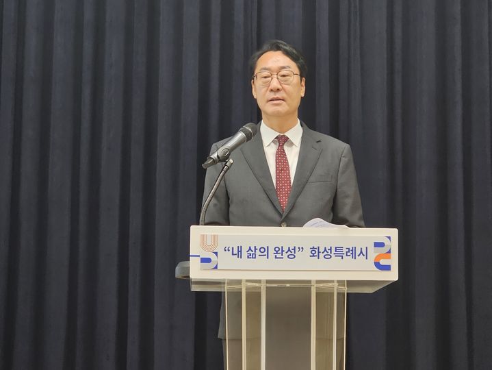 [화성=뉴시스] 문영호 기자 = 정명근 화성시장이 1일 화성시청 대회의실에서 열린 '화성특례시 민선8기 3주년 시정 브리핑'에서 인사말을 하고 있다. 2025.07.01. sonanom@newsis.com *재판매 및 DB 금지