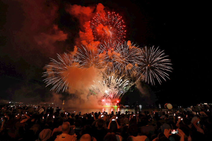 [창원=뉴시스] 강경국 기자 = 30일 오후 경남 창원시 진해구 진해루 앞 해상에서 제15회 창원시민의 날 기념 멀티미디어 해상 불꽃쇼가 펼쳐지고 있다. (사진=창원시청 제공). 2025.07.01. photo@newsis.com *재판매 및 DB 금지