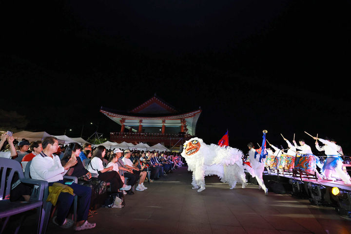 [창원=뉴시스] 강경국 기자 = 30일 오후 경남 창원시 진해구 진해루 앞 해상에서 제15회 창원시민의 날 기념 멀티미디어 해상 불꽃쇼가 개최되고 있다. (사진=창원시청 제공). 2025.07.01. photo@newsis.com *재판매 및 DB 금지
