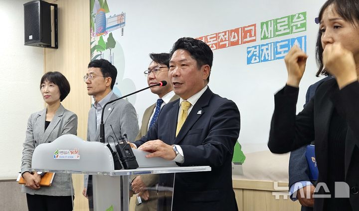 [제천=뉴시스] 이병찬 기자 = 충북 제천시 김창규 시장이 1일 제천시청 브리핑룸에서 취임 3년 시정운영 성과를 소개하고 있다.2023.07.01.bclee@newsis.com