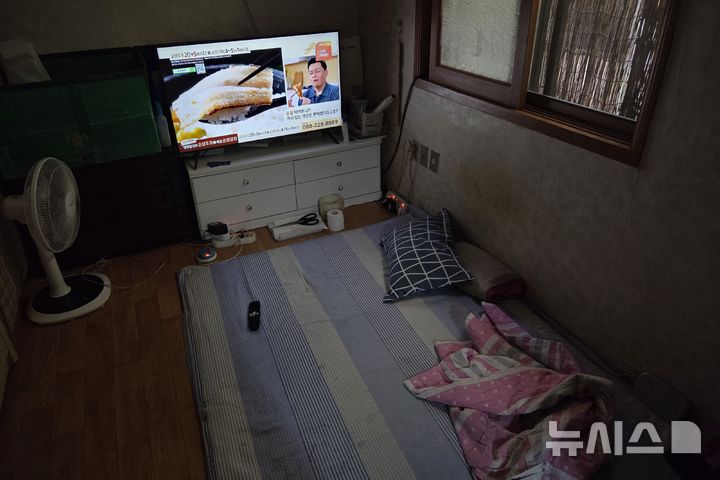[부산=뉴시스] 김민지 기자 = 1일 오전 부산 부산진구 부암동 한 골목 단칸방에 홀로 살고 있는 장모(70대)씨의 집. 그는 전기세 걱정에 낮 시간의 대부분은 집 전등을 끄고 지낸다. 2025.07.01. mingya@newsis.com 