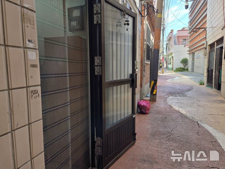 [부산=뉴시스] 김민지 기자 = 1일 오전 부산 부산진구 부암동 한 골목에 열려 있는 현관문. 2025.07.01. mingya@newsis.com