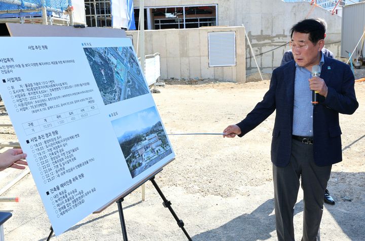 [양산=뉴시스] 나동연 시장 민생점검 현장 행정인 복지허브타운을 방문해 현장을 점검하고 있다. (사진=양산시 제공) 2025.07.01. photo@newsis.com *재판매 및 DB 금지