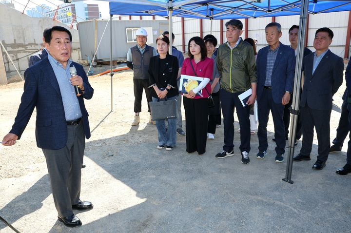 [양산=뉴시스] 나동연 시장 민생점검 현장 행정인 복지허브타운을 방문해 현장을 점검하고 있다. (사진=양산시 제공) 2025.07.01. photo@newsis.com *재판매 및 DB 금지