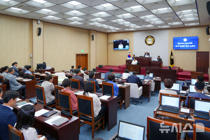 [안성=뉴시스] 경기 안성시의회 제232회 제1차 정례회 제2차 본회의 모습. (사진=안성시의회 제공) 2025.07.01. newsis.com 