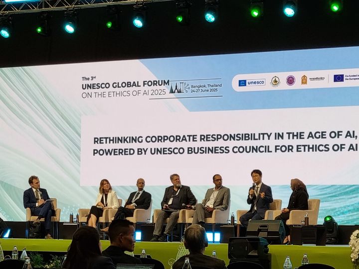 [서울=뉴시스]6월 26일(현지시간) 태국 방콕에서 열린 포럼에서 김명신 LG AI연구원 정책수석(사진 오른쪽에서 두 번째)이 글로벌 AI 거버넌스를 위한 민간 부문의 협력에 관해 언급하고 있다. (사진 = LG) 2025.07.01. photo@newsis.com *재판매 및 DB 금지