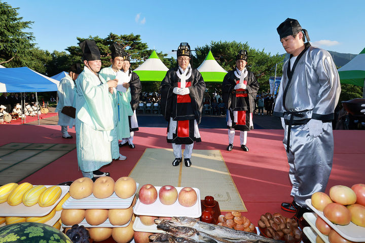 [창원=뉴시스] 강경국 기자 = 경남 창원시 성산구 성산패총에서 30일 제15회 창원시민의 날을 기념해 제34회 야철제가 개최된 가운데 장금용 창원시장 권한대행이 제례를 올리고 있다. (사진=창원시청 제공). 2025.07.01. photo@newsis.com *재판매 및 DB 금지