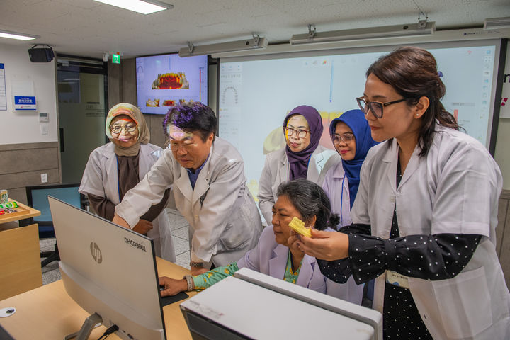 [대구=뉴시스]대구보건대학교는 인도네시아 자카르타 보건산업기술대학II 치기공학과 교원 9명을 대상으로 초청 교육프로그램을 운영했다. (사진=대구보건대 제공) photo@newsis.com *재판매 및 DB 금지