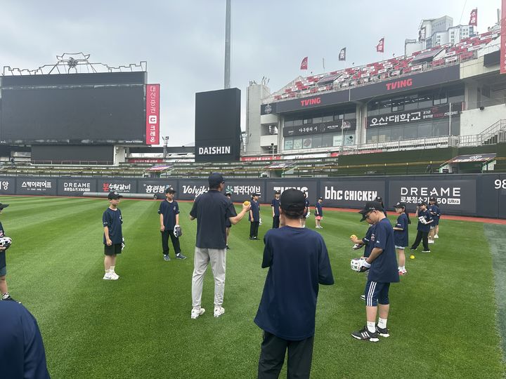 [서울=뉴시스]한국야구위원회(KBO)는 지난달 28일 문화체육관광부와 국민체육진흥공단이 후원하는 2025 키즈클럽 티볼 원데이 클래스가 수원 KT위즈파크에서 개최됐다고 1일 밝혔다. (사진=한국야구위원회 제공) 2025.07.01. photo@newsis.com *재판매 및 DB 금지
