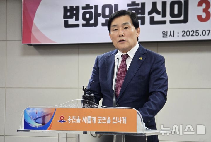 [인천=뉴시스] 김동영 기자 = 문경복 인천 옹진군수가 1일 오전 인천 미추홀구 옹진군청 6층 중회의실에서 취임 3주년 기자회견을 열고 발언을 하고 있다. 2025.07.01. dy0121@newsis.com 