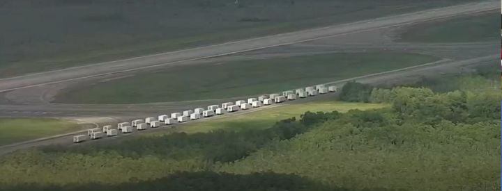 [서울=뉴시스] 미국 플로리다주 에버글레이즈의 데이드-콜리어 훈련 및 환승 공항에 건설되고 있는 '악어 앨커트래즈'라는 별명이 붙은 불법 이민자 수용 시설. 1일 도널드 트럼프 대통령이 방문할 예정이라고 백악관이 발표했다. (출처: NBC 방송화면 캡처) 2025.07.01.&nbsp;&nbsp;&nbsp; *재판매 및 DB 금지