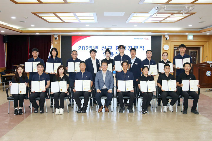 [창원=뉴시스] 강경국 기자 = 1일 경남 창원시청 제3회의실에서 신규 환경공무직 임용식이 개최된 가운데 장금용 창원시장 권한대행이 임용자들과 기념촬영을 하고 있다. (사진=창원시청 제공). 2025.07.01. photo@newsis.com *재판매 및 DB 금지