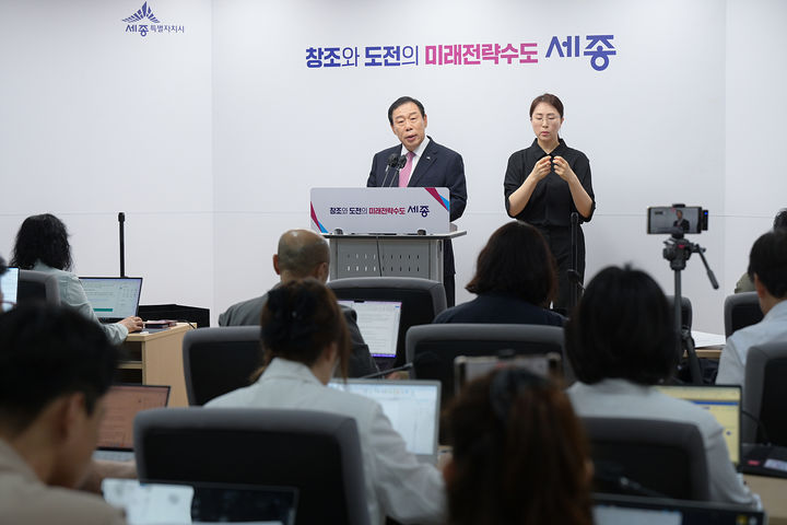 [세종=뉴시스] 송승화 기자 = 1일 세종시 보람동, 세종시청에서 1인 시위 관련 설명하는 최민호 세종시장.2025.07.01. ssong1007@newsis.com *재판매 및 DB 금지