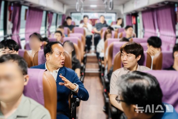 [오산=뉴시스] 이권재 시장이 서울역행 5014번 광역버스에서 시민과 대화를 나누고 있는 모습 (사진=오산시 제공) 2025.07.01. photo@newsis.com 