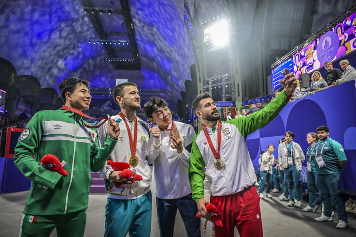 [서울=뉴시스]2024 파리 패럴림픽 태권도 80㎏급 남자부 주정훈이 동메달을 획득한 뒤 기념사진을 찍고 있다. (사진=태권도진흥재단 제공) 2025.07.01. photo@newsis.com *재판매 및 DB 금지