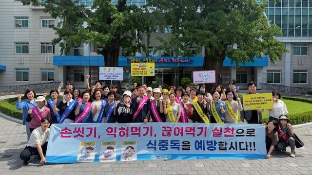 [화순=뉴시스] 전남 화순군은 폭염 등 여름철 기온상승으로 식중독 발생 우려가 커짐에 따라 음식점·전통시장 일대에서 식중독 예방 홍보캠페인을 벌였다고 1일 밝혔다. (사진=화순군 제공) 2025.07.01. photo@newsis.com *재판매 및 DB 금지